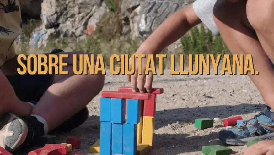 Sobre una ciutat llunyana